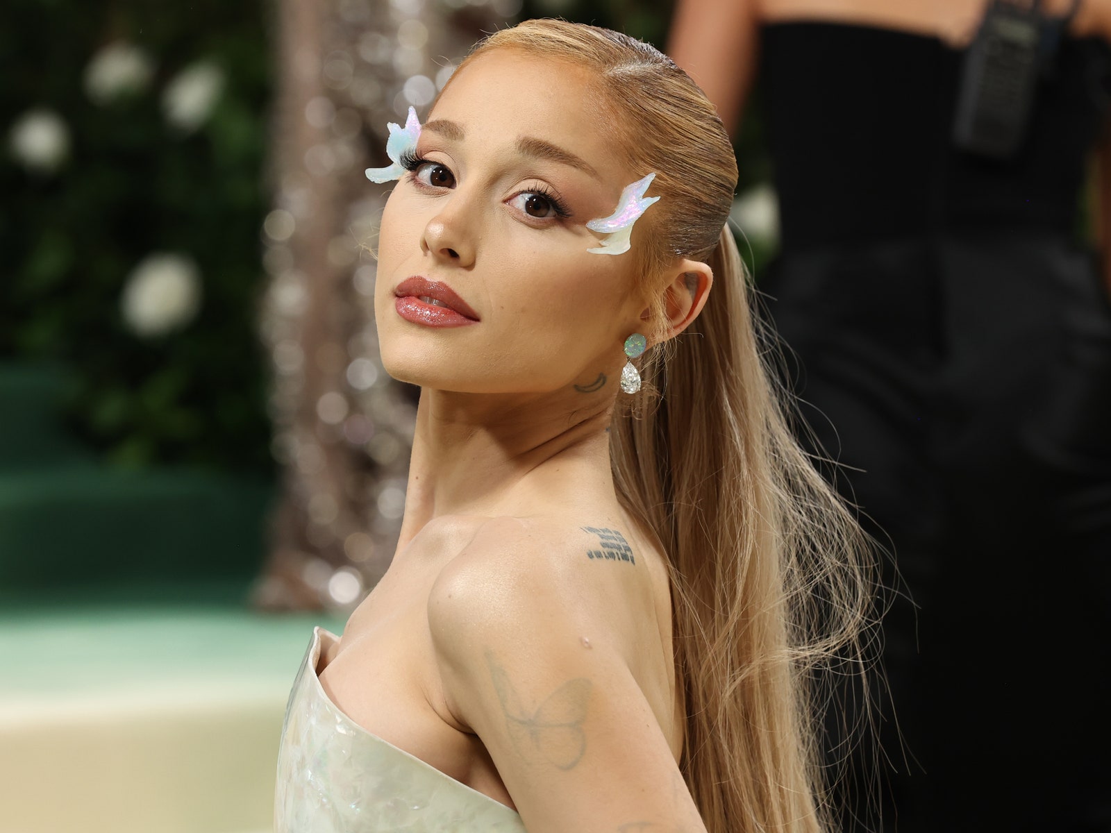 Ariana Grande's Baby Bangs Are the Coolest Take on the Millennial Side Part